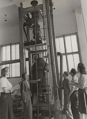 https://images.hollis.harvard.edu/permalink/f/100kie6/HVD_VIA8001595117
25th Anniversary of the Donets Industrial Institute. Students examining an experimental hydro-compressor.
1945-1947
Zelma, Georgy, 1906-1984, photographer
