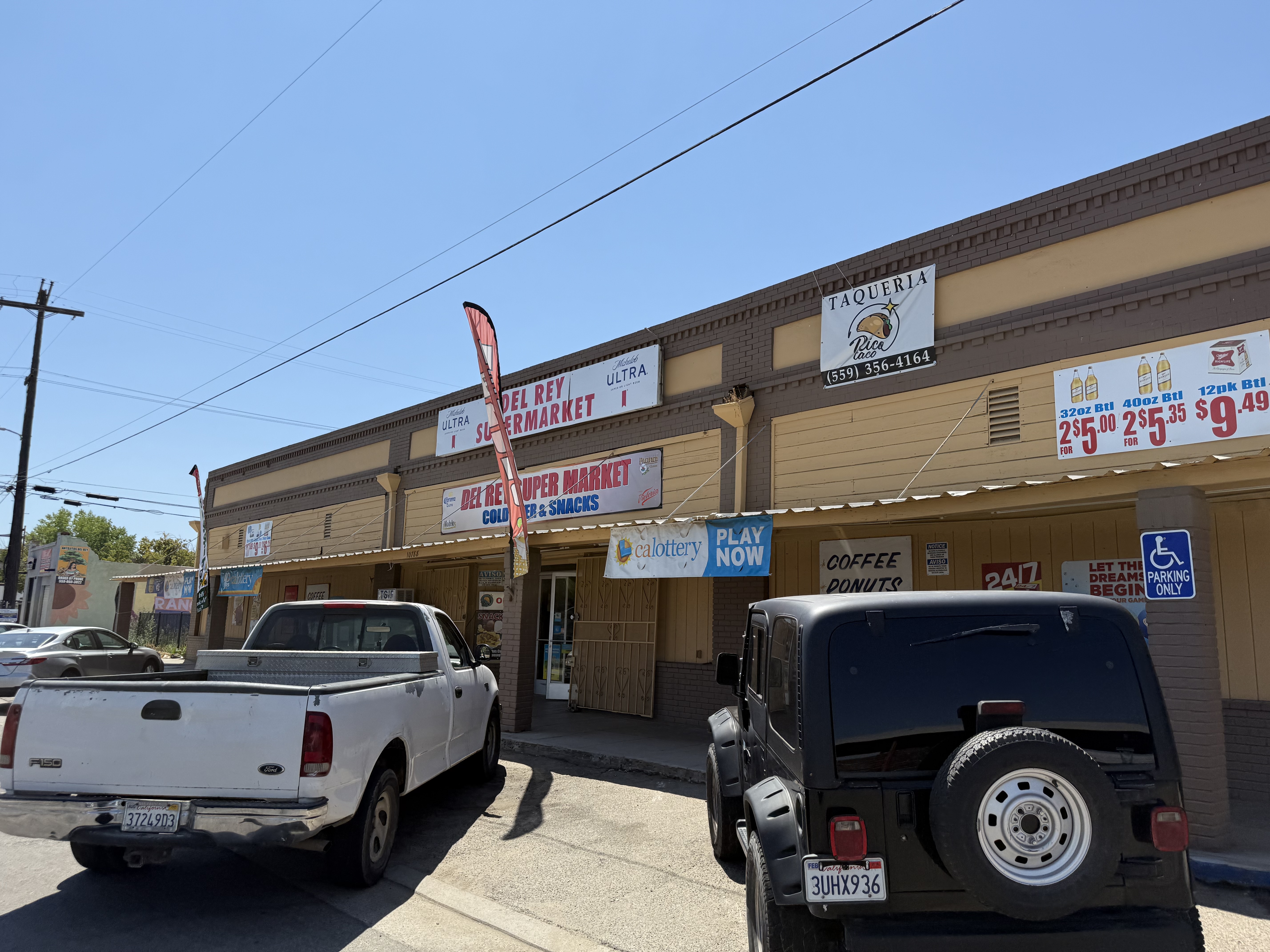 A convenience store in Del Rey. Photo by author.