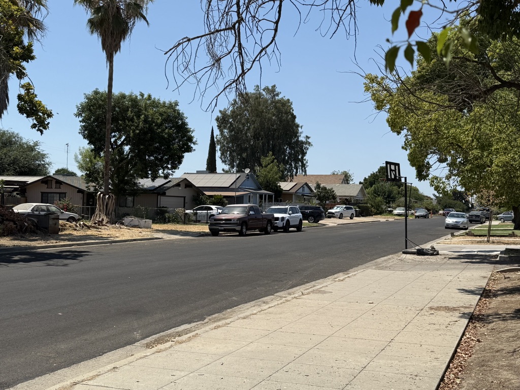 A neighborhood in Del Rey. Photo by author.
