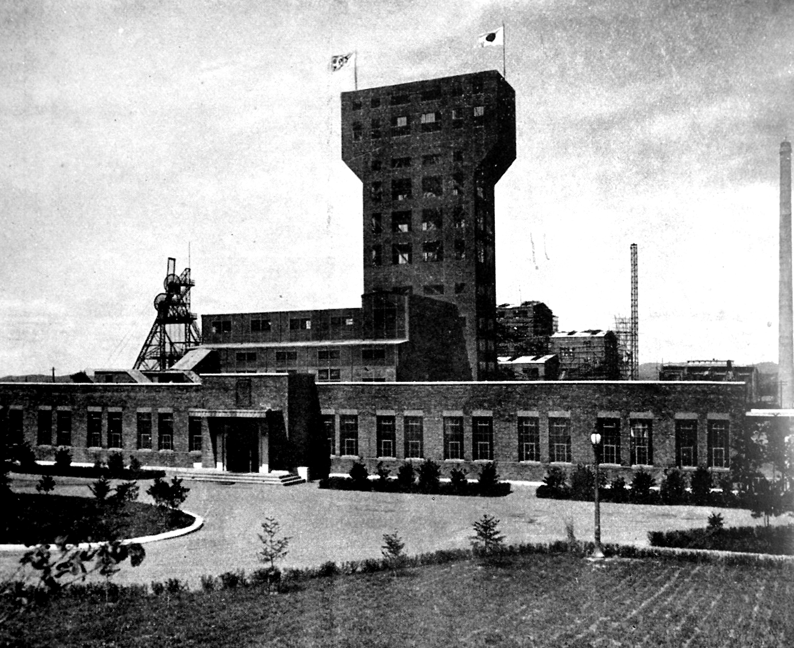 The winding tower at the Fushun colliery’s Longfeng shaft mine in the 1930s.