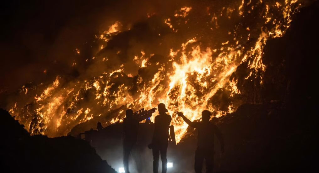Ghazipur landfill fire, 2024.
&copy; Down to Earth.
https://www.downtoearth.org.in/environment/ghazipur-landfill-fire-annual-choking-hazard-for-delhi-95720