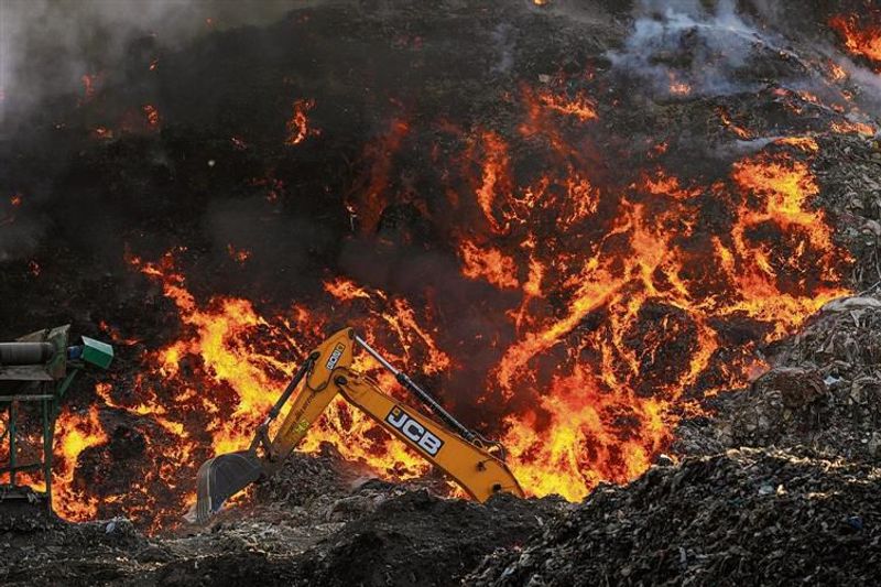 Ghazipir landfill fire, 2024. © The Tribune.
https://www.tribuneindia.com/news/delhi/fire-breaks-out-at-ghazipur-landfill-site-613348/