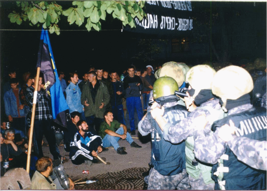 “Great Picket” in Luhan’sk, August 24, 1998, clash with riot police.https://dobronews.city/articles/96556/hronika-shahterskih-protestov-poslednih-30-let