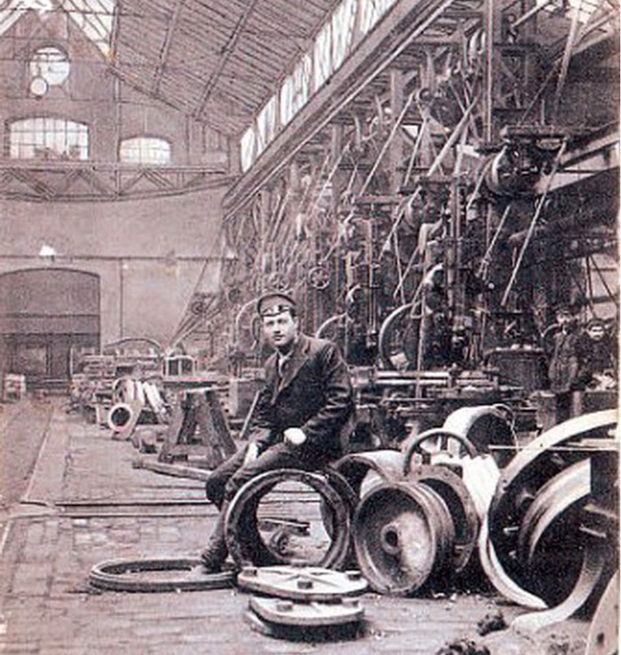 Inside the Locomotive department of the Hartmann Locomotive Works in Luhan’sk, early 20th century. 