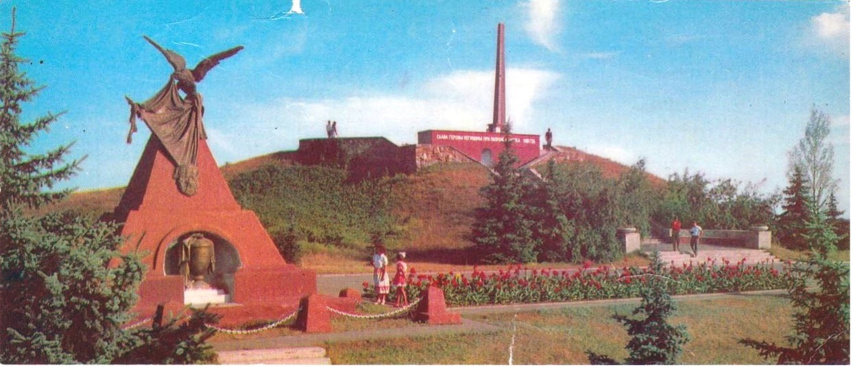 Memorial “Hostra Mohyla” dedicated to the defense of Luhan’sk by its citizens from the White Army of Denikin in 1919 (postcard from 1980s), located next to the place identified by the TROPOMI spectrometer.