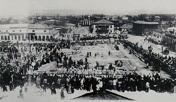 Uspenska Square, Luhansk, 1900. Wikimedia Commons.