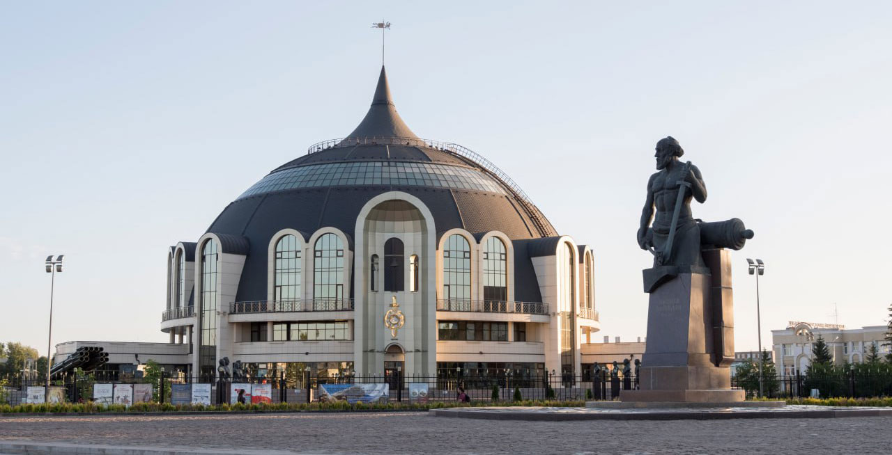 Monument to Nikita Demidov in Tula, with the Museum of Weapons in the background. Wikimedia Commons.