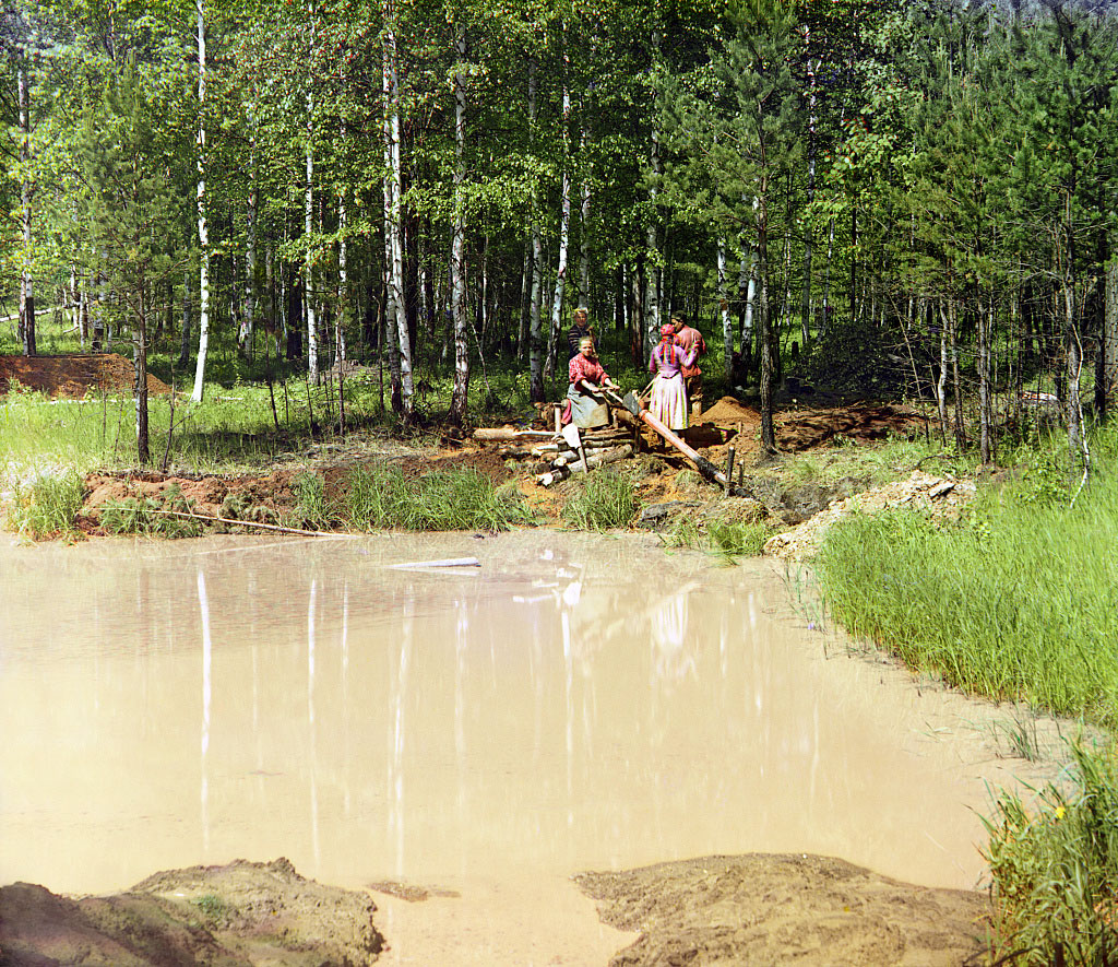Washing brown iron ore at the Shilovskii mine seven versts from the village of Makarovo, 1912. By Sergei Prokudin-Gorsky, Library of Congress.