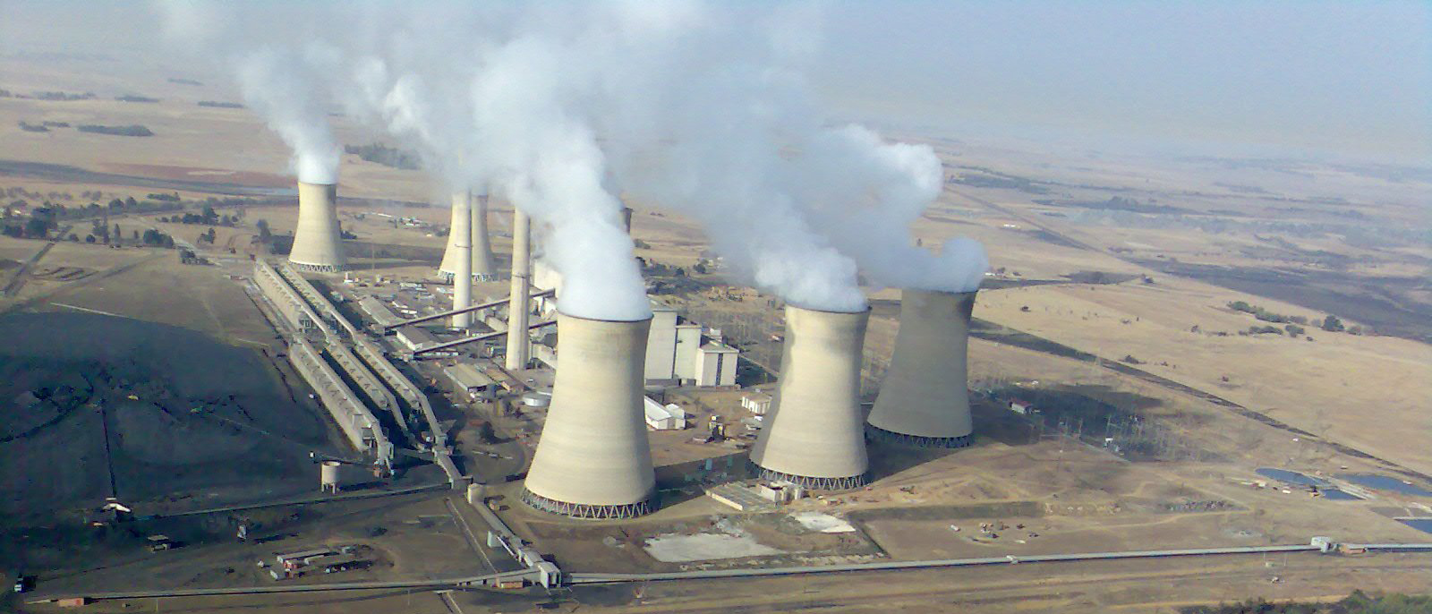 Arnot Power Station, Mpumalanga Province. (Wikimedia Commons.)
