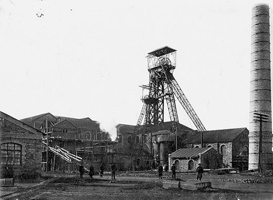 Ukrainian: Bunge Mine (later Yunkom) at the beginning of the 20th century. Wikimedia Commons.