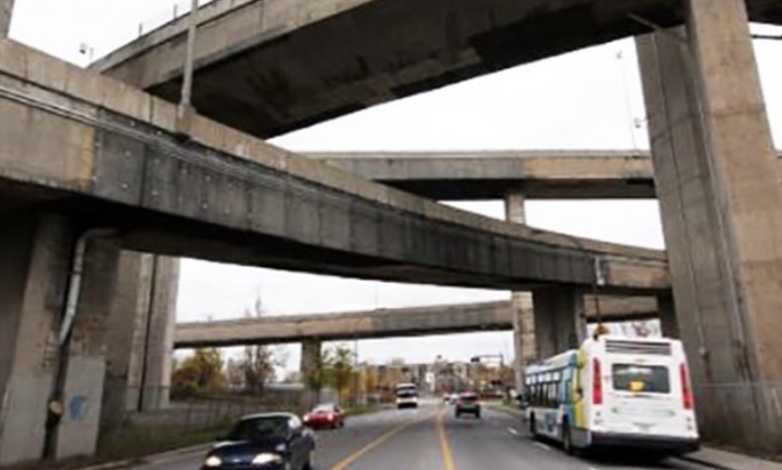 Metal mesh reinforcements added to the portion hanging over Notre Dame street.