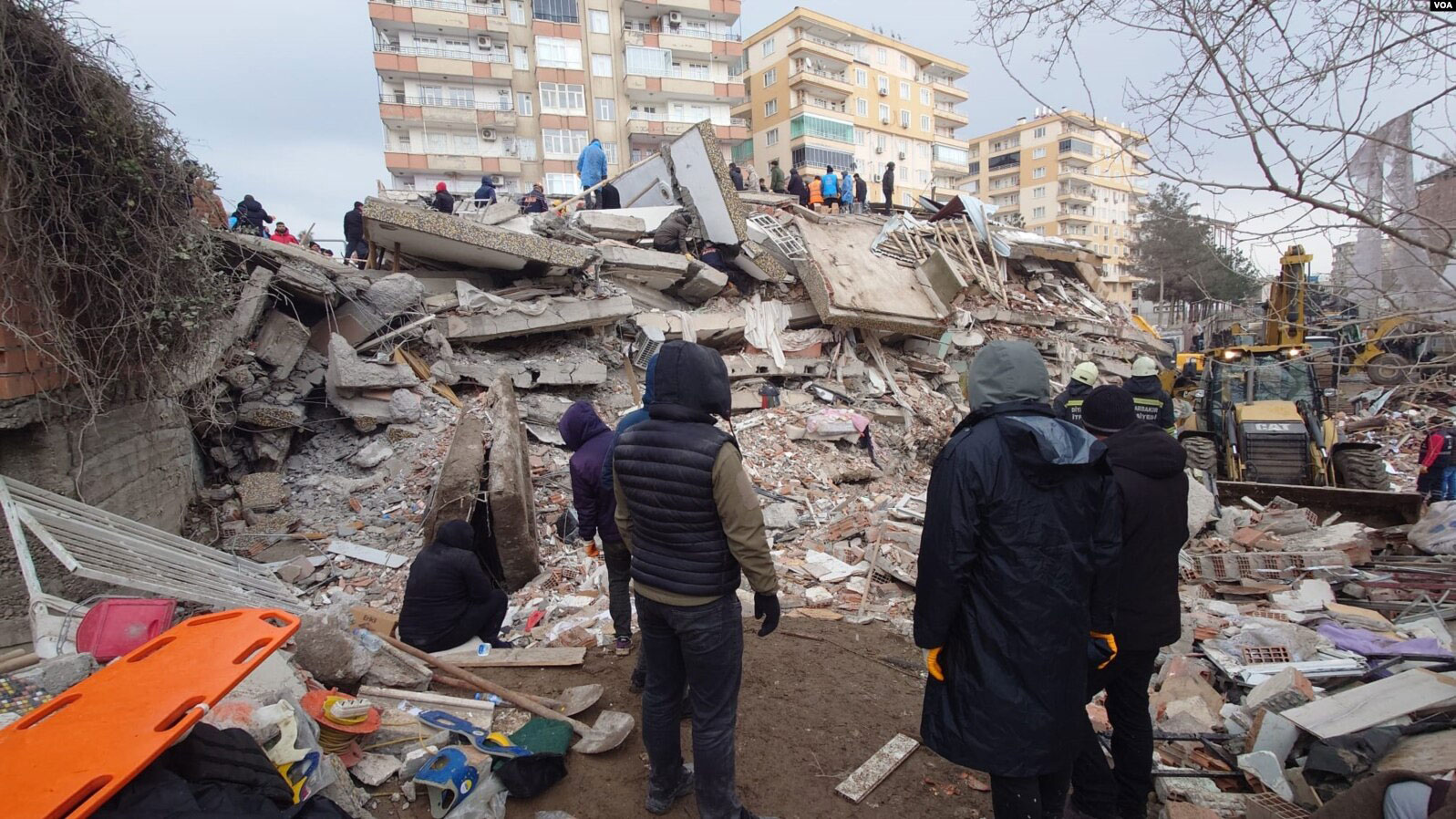 The cleanup of the wreckage of a collapsed building, Diyarbakır, Turkey. Source: Wikicommons, https://www.voaturkce.com/a/turkiyeyi-iki-butyuk-deprem-vurdu/6950482.html