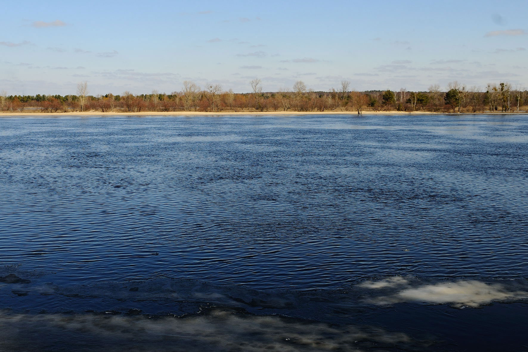 Figure 3: The Pripyat River at Mazyr, southeastern Belarus. Photo by the author. 