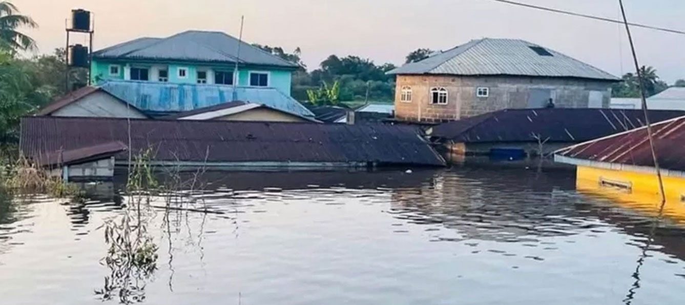 Image Source: bbc.com, by Madu Dab Madueke, https://www.bbc.com/pidgin/tori-63242795 
The flood offers some insight on wealth differentiation. While some can afford to keep their children in hotels outside of the flooded areas, many others cannot and have to live with their children on the drier roadsides, in government buildings, or at the refugee camps run by the government. 