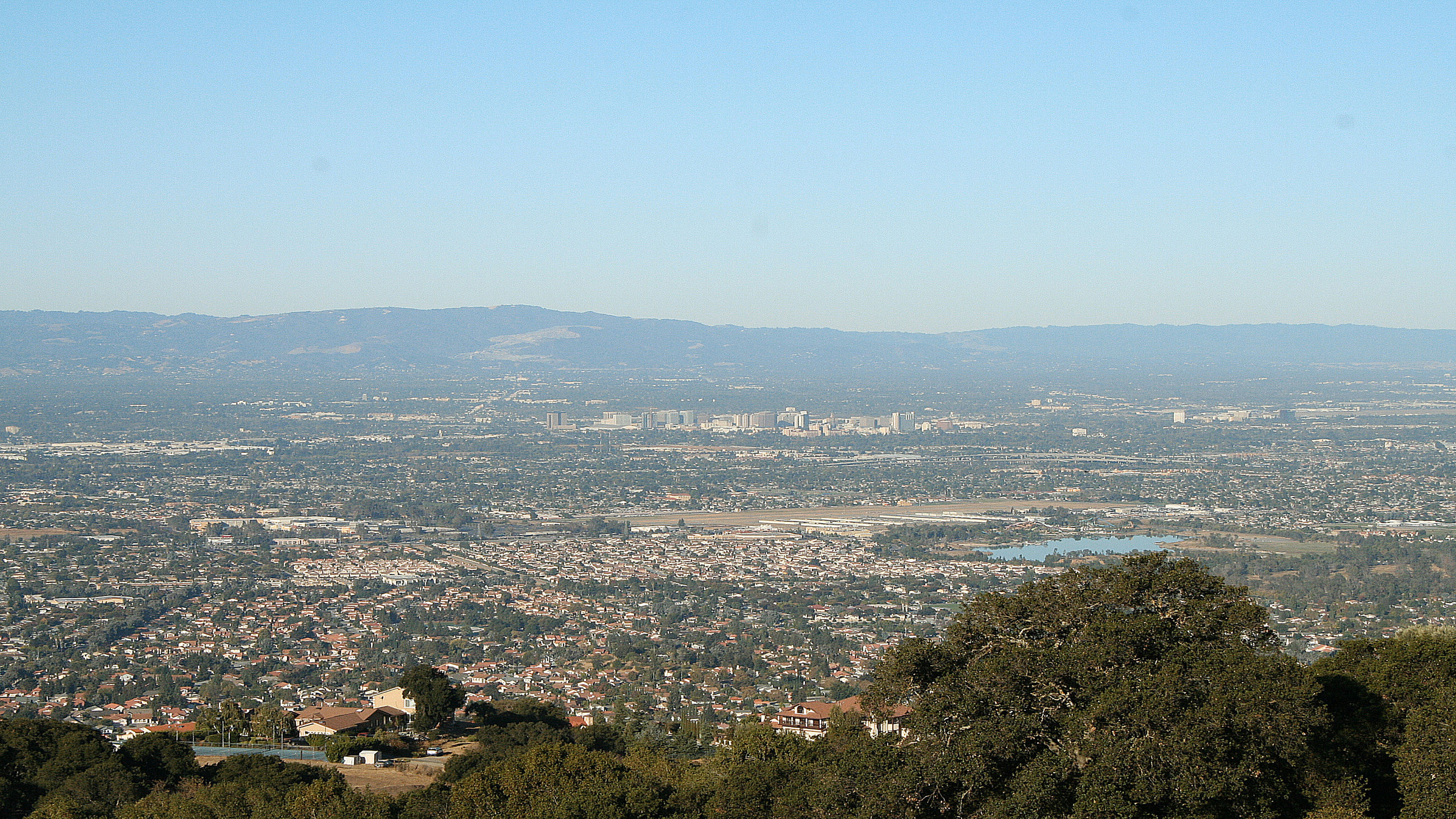 Santa Clara Valley, San Jose, California - Silicon Valley. Wikimedia Commons.
