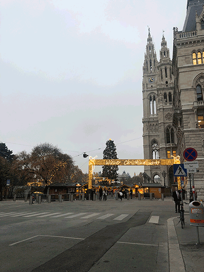 Vienna Christmas Market 2021, with COVID-Checkpoints. Image: author's own.