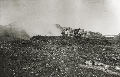 Kelp-burning at Kennavara around 1900. An Iodhlann