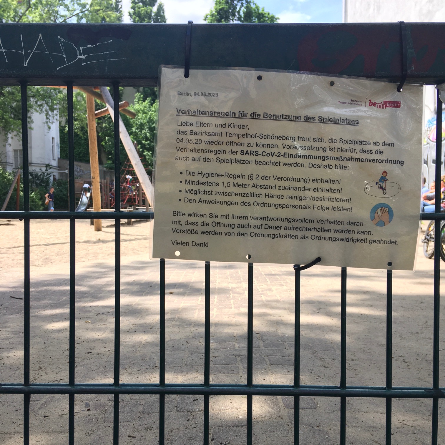 A sign at a Berlin playground, instructing children to keep a distance of at least five feet.